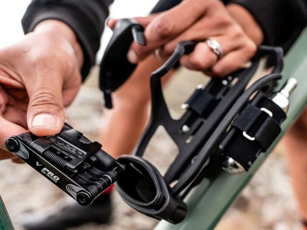 ⁦אוחז בקבוק מהצד כולל ערכת תיקון מלאה Lezyne Tubeless Flow Storage Cage SL⁩ – תמונה ⁦7⁩