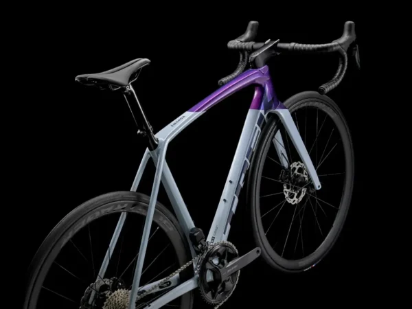 ⁦Trek Emonda SL 6 Disc Di2 2024 - Plasma Pearl Grey/Purple Flip⁩ – תמונה ⁦3⁩