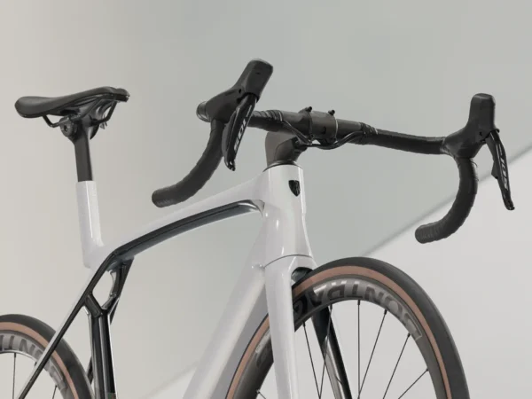 ⁦Trek Madone SL 6 Gen 8 - White Prismatic⁩ – תמונה ⁦5⁩
