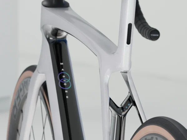 ⁦Trek Madone SL 6 Gen 8 - White Prismatic⁩ – תמונה ⁦4⁩