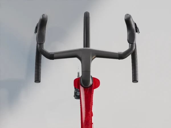 ⁦Trek Madone SLR 7 Gen 8 – Crystalline - Viper Red⁩ – תמונה ⁦4⁩