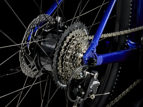 ⁦אופני עיר חשמליים Trek Dual Sport Plus 2 - Blue⁩ – תמונה ⁦5⁩