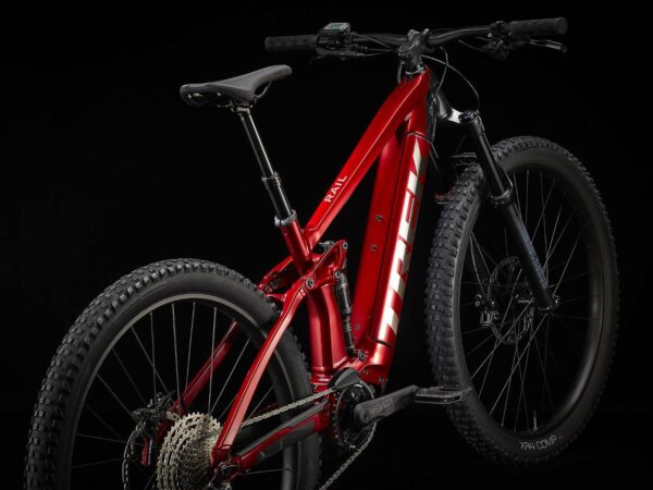 ⁦אופניים חשמליים Trek Rail 5 625w 2022-23 - Crimson/Lithium Grey⁩ – תמונה ⁦3⁩
