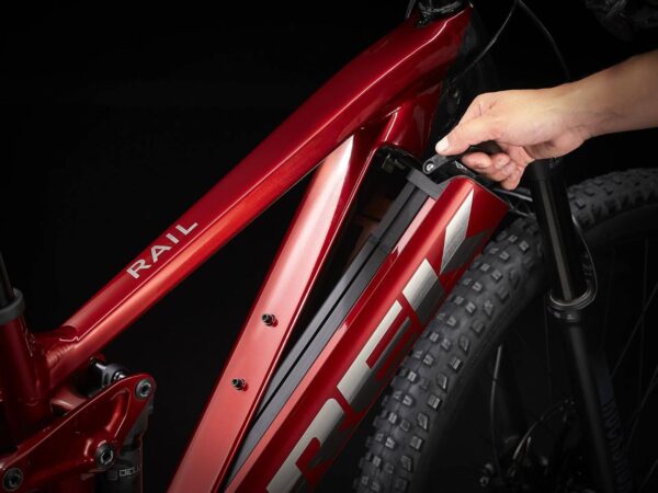 ⁦אופניים חשמליים Trek Rail 5 625w 2022-23 - Crimson/Lithium Grey⁩ – תמונה ⁦5⁩