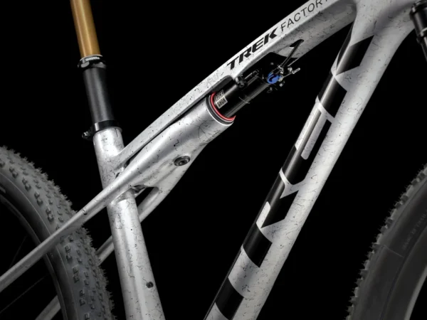 ⁦Trek Supercaliber SLR 9.9 XX AXS Gen 2 - Argent Drizzle⁩ – תמונה ⁦3⁩