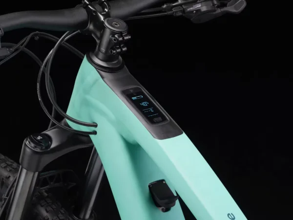 ⁦אופני הרים חשמליים Trek Fuel EXe 5 2025 - Blue Sage⁩ – תמונה ⁦4⁩