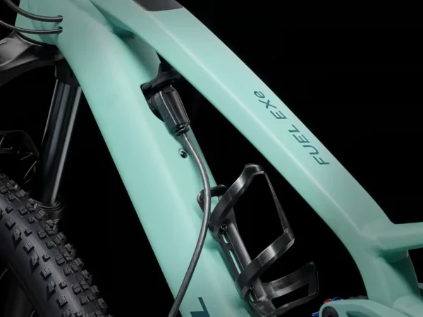 ⁦אופני הרים חשמליים Trek Fuel EXe 5 2025 - Blue Sage⁩ – תמונה ⁦7⁩