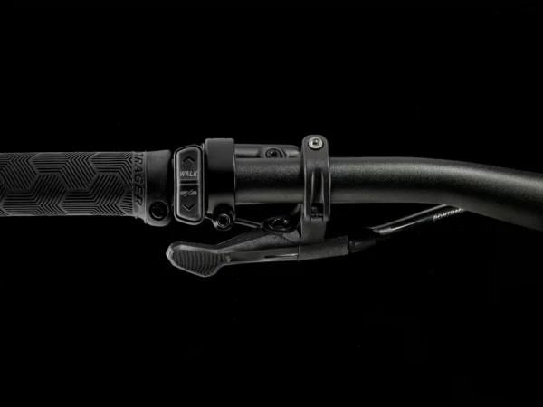 ⁦אופני הרים חשמליים Trek Fuel EXe 5 2025 - Matte Dnister Black⁩ – תמונה ⁦5⁩