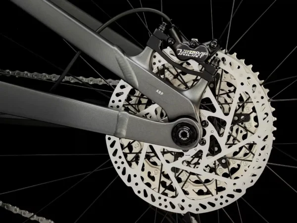 ⁦אופני הרים חשמליים Trek Fuel EXe 5 2025 - Matte Dnister Black⁩ – תמונה ⁦6⁩
