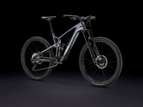 ⁦אופני הרים חשמליים Trek Fuel EXe 9.7 2023 - Matte Galactic Grey to Black Fade⁩ – תמונה ⁦2⁩
