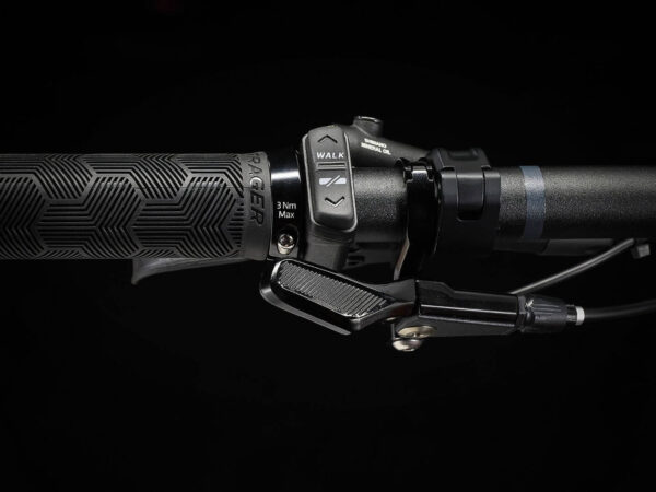 ⁦אופני הרים חשמליים Trek Fuel EXe 9.7 2023 - Matte Galactic Grey to Black Fade⁩ – תמונה ⁦5⁩