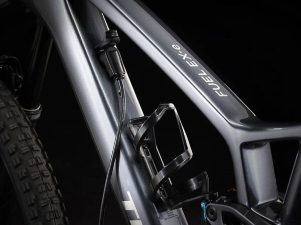 ⁦אופני הרים חשמליים Trek Fuel EXe 9.7 2023 - Matte Galactic Grey to Black Fade⁩ – תמונה ⁦6⁩
