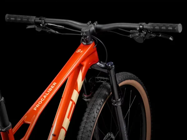 ⁦אופניים זנב קשיח Trek Procaliber 9.5 Gen 3 2025 - Lava⁩ – תמונה ⁦3⁩