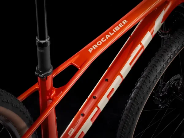 ⁦אופניים זנב קשיח Trek Procaliber 9.5 Gen 3 2025 - Lava⁩ – תמונה ⁦5⁩