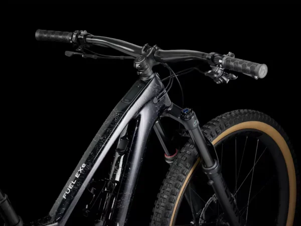 ⁦אופניים חשמליים Trek Fuel EXe 9.8 2025 - Black⁩ – תמונה ⁦3⁩